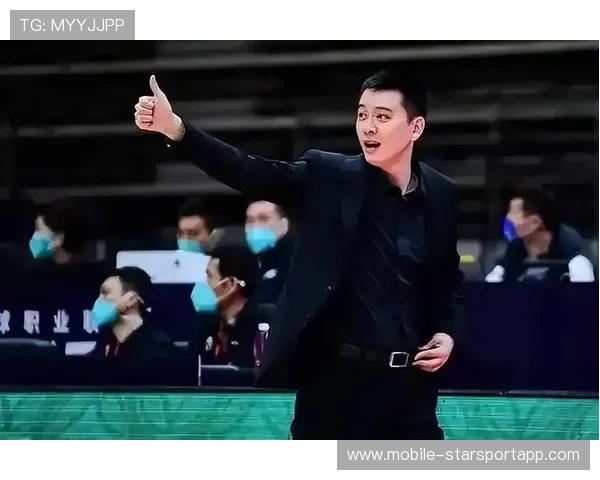 辽宁开启鞍山热身之旅，杨鸣签名频频，李晓旭赵继伟出战三场，杨鸣 辽宁