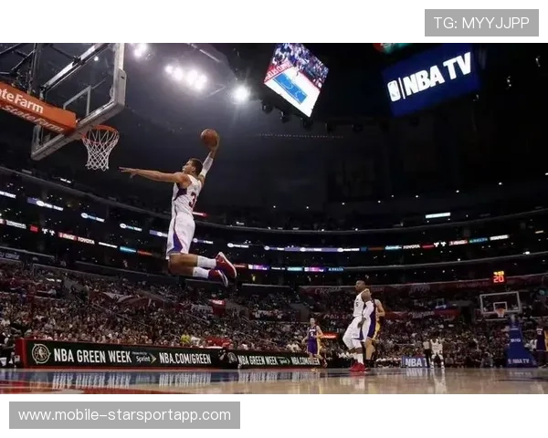 快船连续抢断,反击扣篮点燃主场 快船连续抢断,反击扣篮点燃主场